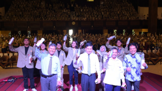 Didukung Mitra, FT UGM Bagikan Tumbler Pada 1617 Mahasiswa Baru 2023