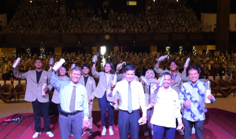 Didukung Mitra, FT UGM Bagikan Tumbler Pada 1617 Mahasiswa Baru 2023