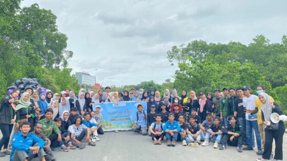 BADAN EKSEKUTIF MAHASISWA (BEM) MELAKSANAKAN PROGRAM KERJA CLEANING DAY DI BAT-BAT KOTA KENDARI, SULTRA